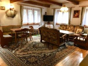 Dolni Dvur霍尼拉诺夫小屋酒店的客厅配有沙发和桌子