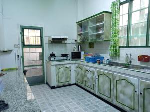 马埃堡奥博奇东方宾馆的厨房配有不锈钢橱柜和水槽