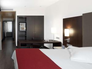 洛斯巴里奥斯NH坎波直布罗陀酒店的酒店客房配有两张床和一张书桌