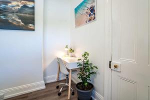 奥兰治One Bedroom Apartment on Summer/ No.2 near CBD的办公室,桌子和室内植物