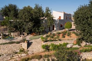 ElefternaVilla Nikolaos的享有花园房屋的外部景致