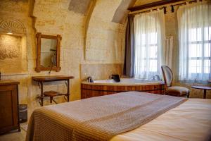 乌奇希萨尔Karma Suites Cappadocia的一间卧室配有一张床和浴缸