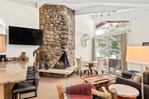 阿斯潘Standard 2 Bedroom - Aspen Alps #115的一间带石头壁炉的客厅