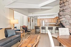 阿斯潘Standard 2 Bedroom - Aspen Alps #115的客厅配有沙发和桌子