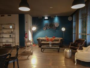 佩鲁贾拉梅利笛安娜酒店的带沙发和蓝色墙壁的客厅