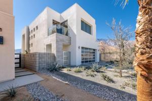棕榈泉Breathtaking Luxury Villa Architectural Jewel的沙漠中的白色房子