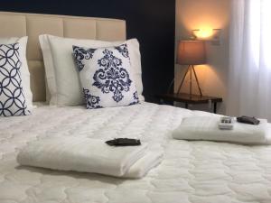 波梅罗迪Weisse Rose Haus的一张白色的大床,带两条毛巾