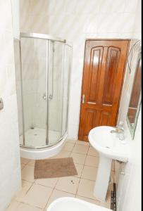 雅温得DUPLEXE HAUT STANDING centre ville Quartier Fouda的带淋浴、卫生间和盥洗盆的浴室