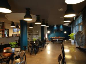 佩鲁贾拉梅利笛安娜酒店的餐厅设有桌椅和沙发。