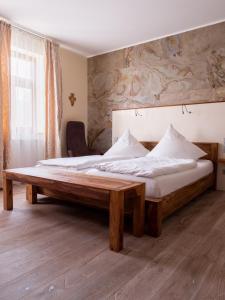 BerkheimKloster Bonlanden的一间卧室配有一张木架大床