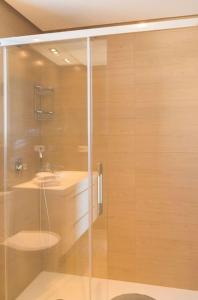 卡拉德米哈斯Exclusivo Atico en La Cala Golf的一间带玻璃淋浴间和水槽的浴室