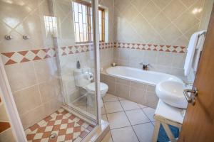 蒙塔古Mirihof Retreat and Olive Estate的带浴缸、卫生间和盥洗盆的浴室