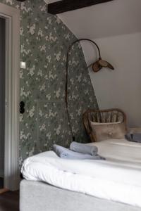 耶夫勒Trädgårdsmästarbostaden / The Gardeners Villa的一间卧室配有一张华丽壁纸床