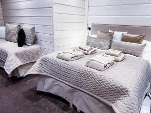 罗瓦涅米Santa's Luxury Boutique Villa, Santa Claus Village, Apt 1的卧室内的一张带枕头的大床