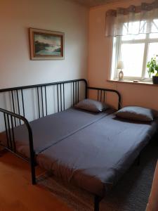 TrÃ¤slÃ¶vslÃ¤geStuga i Gamla-köpstad的一间卧室,配有两张床