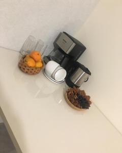 ChʼivaBardy guest house的咖啡壶和柜台上的水果