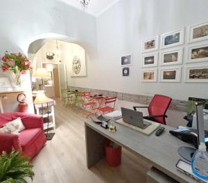 罗马Vatican Luxury Corner的客厅配有沙发和带笔记本电脑的桌子