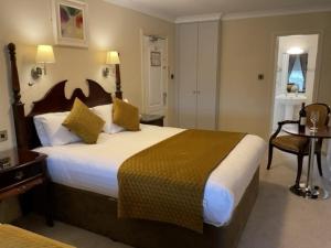 拉辛赫亚特兰大酒店的酒店客房设有一张大床和一张桌子。
