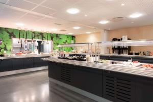 奥斯陆奥林匹亚顶级运动酒店- 斯堪迪克酒店的餐厅厨房提供自助餐,包括食物