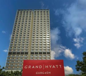 古尔冈Grand Hyatt Gurgaon的前面有标志的高楼