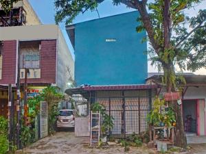 SunggalOYO 91959 La Khansa Homestay Syariah的街道边的蓝色建筑