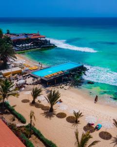 圣玛丽亚Hotel Odjo d'água的享有海滩上方的遮阳伞和海洋美景