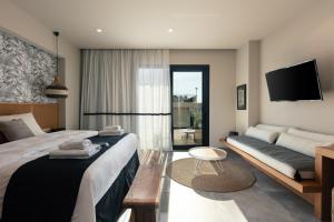 海若克利欧GD Gallery Suites的酒店客房,设有两张床和一张沙发
