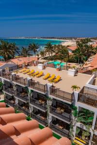 圣玛丽亚Hotel Odjo d'água的享有海滩度假村的空中景致