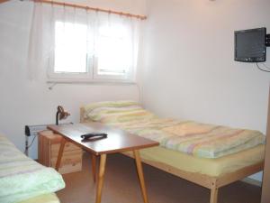 切尔韦纳沃达豪斯汀瓦林图公寓的客房设有两张单人床和一张桌子。
