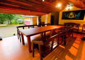 VaduvanchalChandragiri Wayanad Traditional Bungalow by VOYE HOMES的一间带木桌和椅子的用餐室