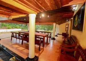VaduvanchalChandragiri Wayanad Traditional Bungalow by VOYE HOMES的一间铺有木地板并配有桌子的用餐室