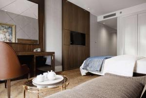 伊斯坦布尔Ramada Plaza Sultanahmet的一间卧室配有一张床、一张桌子和一张沙发