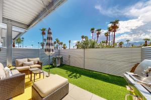 棕榈泉Upscale Uptown Permit# 5251的一个带草地和围栏的户外庭院