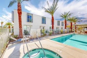 棕榈泉Upscale Uptown Permit# 5251的一座别墅,设有游泳池和棕榈树