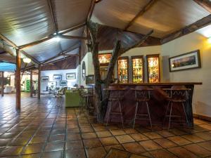 利文斯顿Tintswalo Siankaba的树房里的酒吧