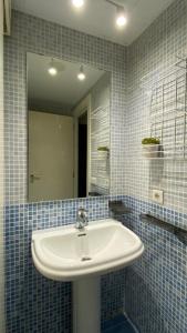 萨拉戈萨LC Apartamentos César Augusto的一间带水槽和镜子的浴室