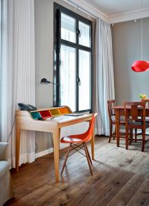 汉堡阿尔斯特维迪纳酒店的客房设有一张桌子、一把椅子和一张桌子