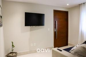 皮帕Qavi - Casa fantástica no condomínio Vista Hermosa #CasaNanu09的客厅的墙上配有平面电视。
