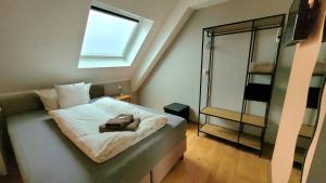 施托尔贝格达门旅馆的小房间设有一张带窗户的床