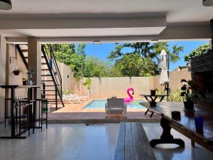 伊瓜苏港Colibrí Hostel的一个带游泳池和房子的客厅