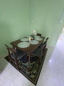 马日丹那Green Home Homestay Melaka的用餐室的桌椅