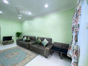马日丹那Green Home Homestay Melaka的带沙发和电视的客厅