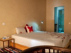 索维拉Tigmi Anis的一间卧室配有一张大床和枕头