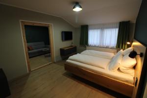 蒙绍DER Hirsch Hotel- Restaurant的一间卧室配有一张大床和镜子