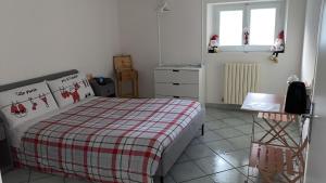 佩萨罗Bonsai - Bed & Breakfast的一间卧室配有一张带红白毯子的床