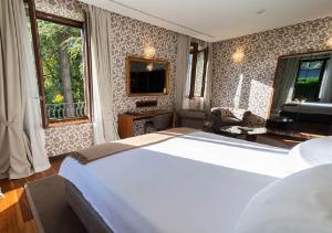 曼德洛德拉廖曼德洛别墅拉里奥度假村 的卧室配有一张白色大床