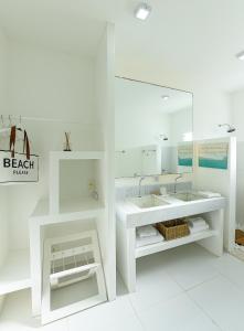 雅帕拉廷加Pe na Areia Boutique Hotel的白色的浴室设有水槽和镜子