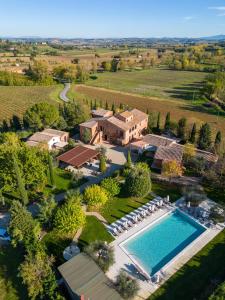 蒙特普齐亚诺Borgo San Vincenzo的享有带游泳池的庄园的空中景致
