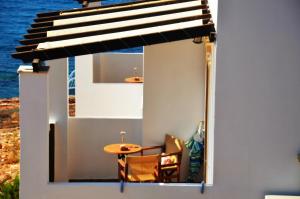弗赖Meltemi Studios的一个带桌子和窗户的小庭院
