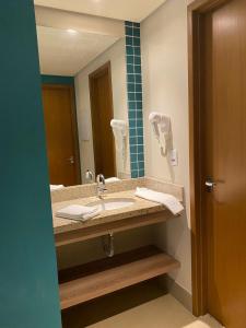 奥林匹亚Resort Solar das Águas的一间带水槽和镜子的浴室